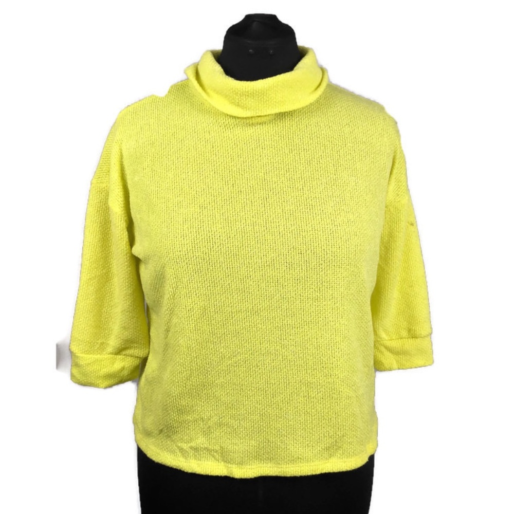 NWOT Yellow 1/2 Sleeve LAVISH Mock Neck top Med.